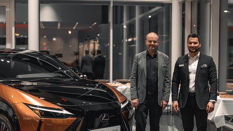 Bodø: Ørjan Jakobsen (t.v) og Morten Teksnes (t.h) fra Lexus Bodø. Foto: Drone Nord. 