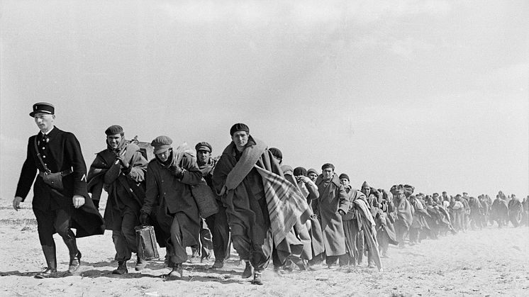 The Mexican Suitcase. Robert Capa [Republikaner i exil som förs ned till ett interneringsläger vid stranden, Le Barcarès, Frankrike], mars 1939. Negativ. © International Center of Photography / Magnum Collection International Center of Photography.