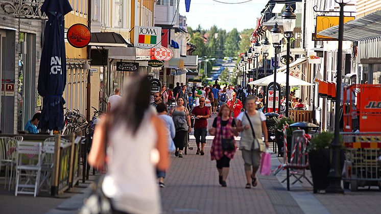 I sommar har Piteås gågata varit rökfri. Nu vill kommunen veta vad piteborna tycker om det.   Foto: Richard Kåhrström