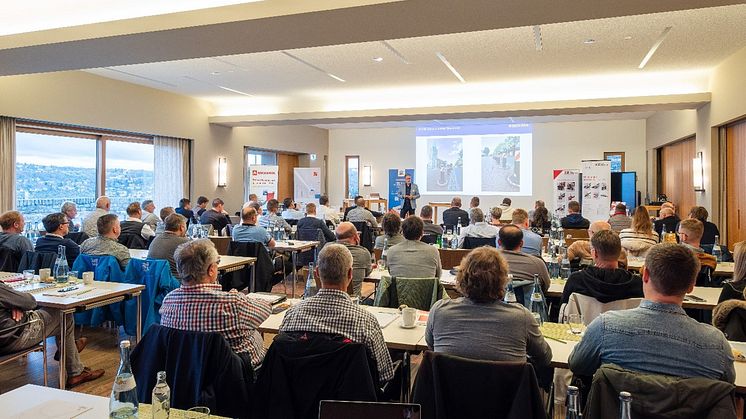 Gut besuchter praxisorientierter Schulungstag in Würzburg. Die Teilnehmer hören Jörg Egener von Hörmann bei seinem Vortrag zum Thema Bauelemente