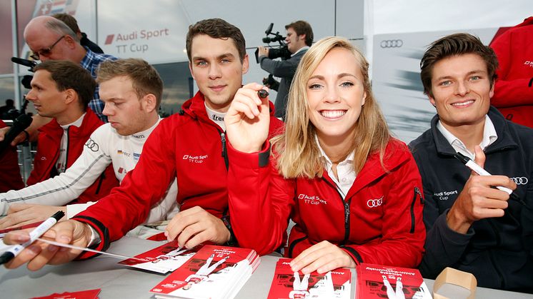 Audi Sport TT Cup Oschersleben 2015 - Mikaela Åhlin-Kottulinsky skriver autografer