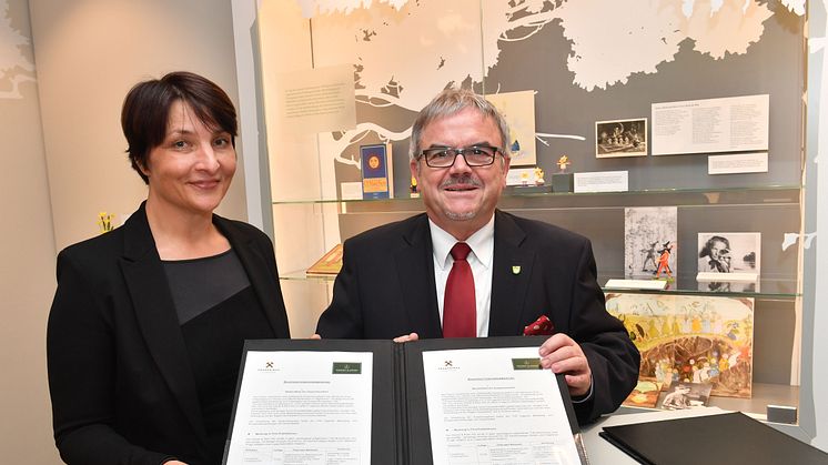 Wendt & Kühn Claudia Baer (Komplementärin der Wendt & Kühn KG) und Landrat Frank Vogel (Vorsitzender des Tourismusverbandes Erzgebirge e.V.) bekräftigen die Fortführung der Kooperation (Foto Wolfgang Schmidt)