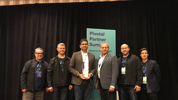 På prisutdelningen i Washington D.C. från vänster: Danny Zaidifard (Pivotal), Nick Cayou (Pivotal), Pankaj Sehgal (Capgemini), Subrata Pal (Capgemini), Colin Stevenson (Pivotal) och Melissa Larson (Pivotal)