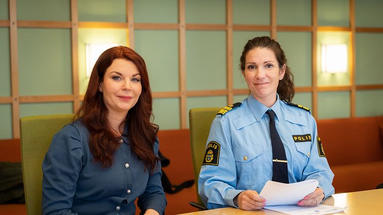 Kommunstyrelsens ordförande Louise Erixon tecknar under samverkansöverenskommelsen och medborgarlöftet tillsammans med lokalpolisområdeschef Louise Englund. 