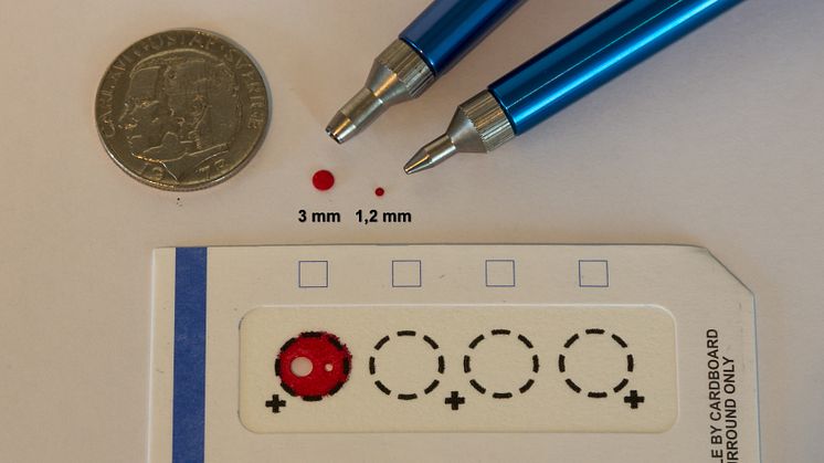 Blod intorkat på små cirklar av filterpapper - utmärkt för lagring för framtida diagnostik
