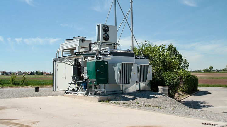 Das Gasreinigungssystem vor dem schlüsselfertigen Betonbehälter einer AgriKomp Biogasanlage.