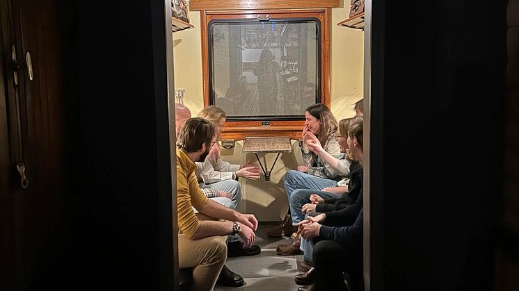 Samtaler i en togkupé under SENT på Teknisk museum_foto_NTMJillBottolfsen