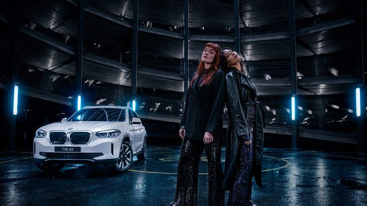 Icona Pop sätter elektrisk stämning till nya elektriska BMW iX3