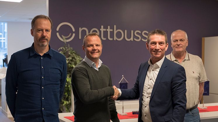 Fra venstre Hans Petter Sundberg, teknisk direktør i Nettbuss AS, Øystein Gullaksen, regiondirektør Hordaland Nettbuss AS, Dagfinn Heitmann, områdesjef for IVECO BUS i Norge, Sverige og Finland, og Jens Arne Flåan, flåtesjef i Nettbuss AS.