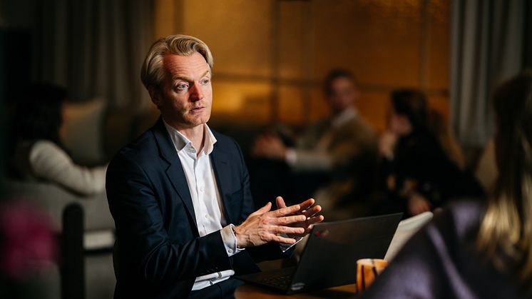 - Halvparten av oss har kuttet i varer som ikke er nødvendige. Vi prioriterer trening, helse, ferie og ting til barna og kjæledyra, sier Jørgen Loeng, partner i PwCs Strategy&. Foto: Krafftwork