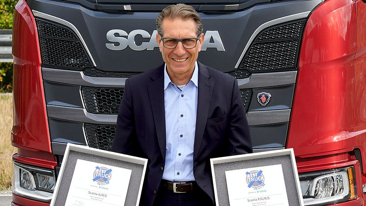 Christian Hottgenroth, Direktor Verkauf Lkw, Scania Deutschland Österreich freut sich über die Auszeichnungen des ETM Verlags.