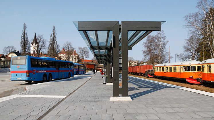 Fotografi från busshållplatsen i Nora.