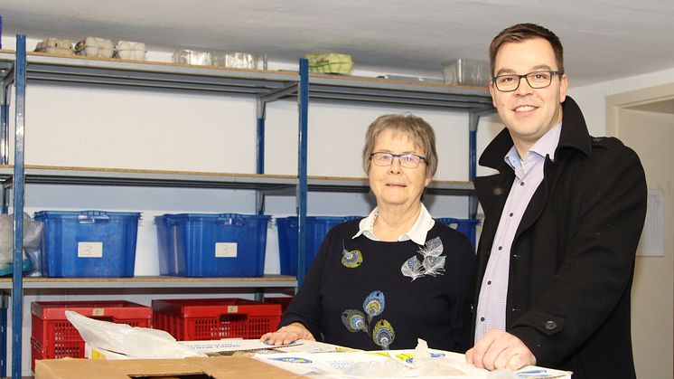 Gut organisiert: Elisabeth Stückemann, Vorstandsmitglied der Detmolder Tafel, zeigt Sebastian Wöhler, Kommunalreferent WWN, die Ausgaberäume.