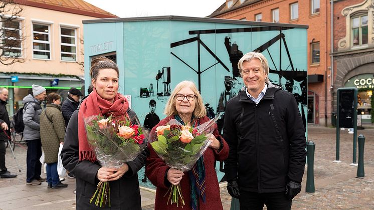 Från vänster: Landskapsarkitekt Malena Kjellstrand, Trafiknämndens ordförande Louise Rehn Winsborg (M) & JCDecaux VD Magnus Heljeberg