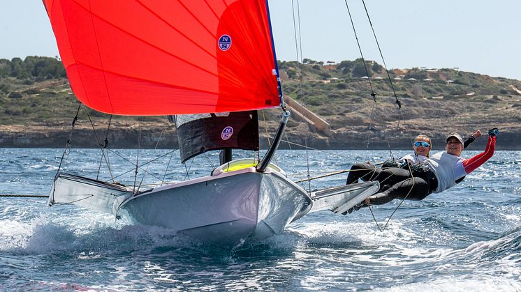 Pia Dahl Andersen og Nora Edland ligger på 4. plass i verdenscupen som pågår i Hyères. De seiler i OL-klassen 49erFX.