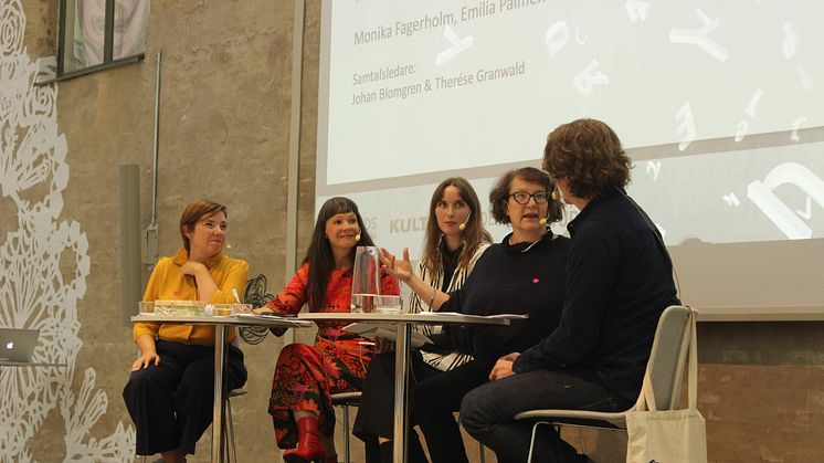Folkets hörna på Novellfest 2019, på scenen fr.v: Therése Granwald, Cecilie Östby, Emilia Palmén, Monika Fagerholm och Johan Blomgren. Foto: Maria Lindberg