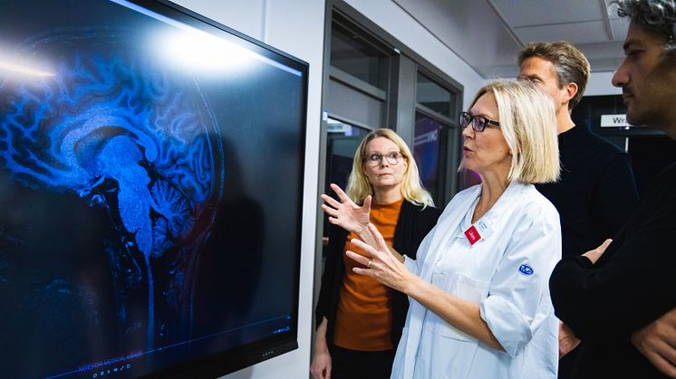 Ida Blystad och hennes kollegor undersöker hjärnan med magnetkamera vid Centrum för medicinsk bildvetenskap och visualisering i Linköping. Foto: Emma Busk Winquist/Linköpings universitet