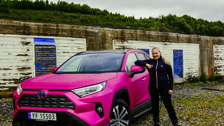 Silje Myrvoll er strålende fornøyd med sin rosa drømmebil RAV4