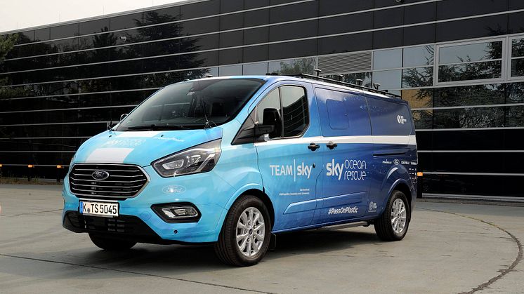 A különleges kialakítású Ford Tourneo Custom szállítja a versenyzőket