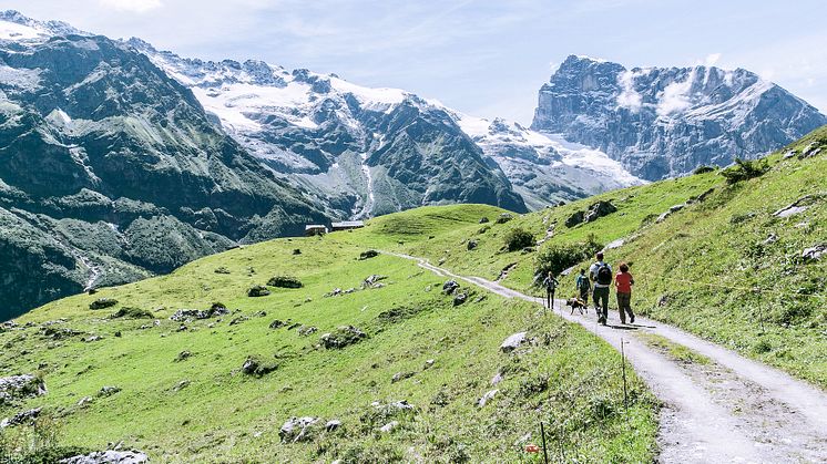 Wanderer auf dem Kulinarik-Trail in Engelberg (c) Engelberg-Titlis Tourismus