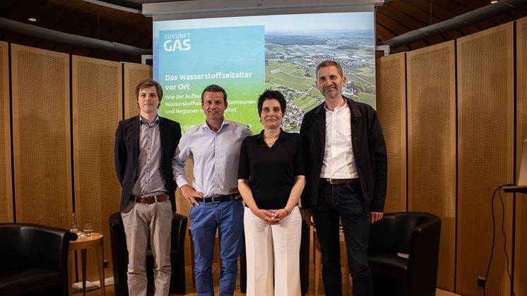 Bild: Tiemo Wennrich (Thüga AG), Dr. Arnt Baer (Gelsenwasser AG), Annegret-Claudine Agricola (Zukunft Gas), Norbert Zösch (Stadtwerke Haßfurt) (v.l.n.r.) | Copyright: Zukunft Gas