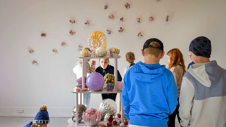 Elever fra Reier skole på omvisning i utstillingen 45. Tendenser, Abundance. Foto: Ingeborg Øien Thorsland, Galleri F 15. 