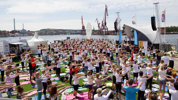 Förra årets officiella firande av Internationella Yogadagen drog 450 yogisar till hamnen i Göteborg. I år sker firandet i Stockholm och Waterfront Building.