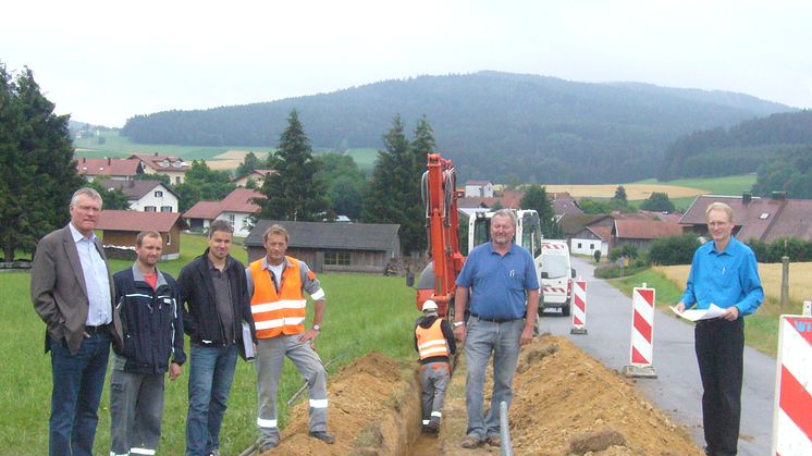 Foto: Rudolf Wittmann, Leiter des Netzbaus am Netzcenter Schwandorf des Bayernwerks (rechts), informierte Josef Marchl, Bürgermeister von Traitsching (links), über die Netzbaumaßnahmen des Bayernwerks.