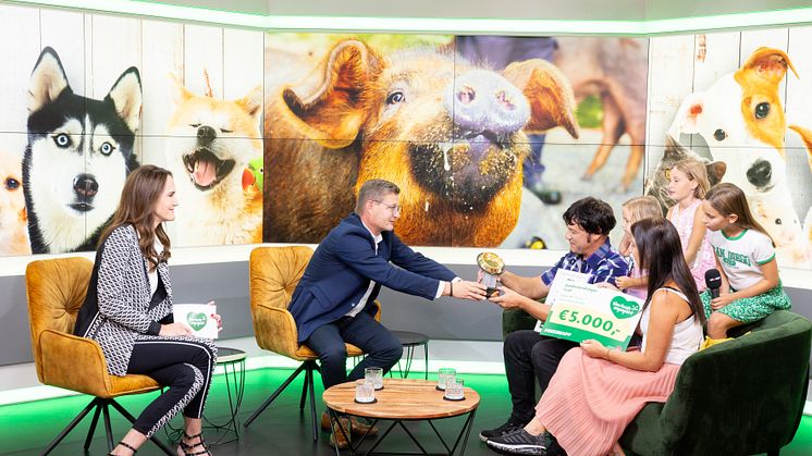 Tiroler Tierschutz-Engagement des Jahres: Hermann Aigner, Geschäftsführer Fressnapf Österreich, übergibt den Goldenen Fressnapf an Roman Pellegrini vom „Haus der Tiere“.