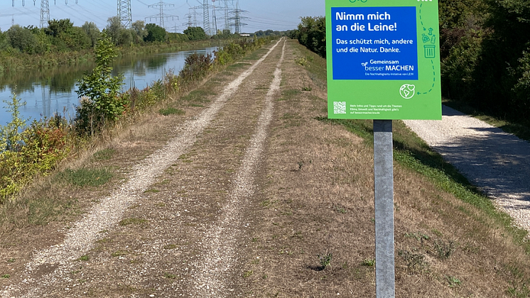 Mit drei unterschiedlichen Schild-Motiven möchte LEW Spaziergänger und Radfahrer ermuntern, mehr Rücksicht auf Dämmen und Deichen zu nehmen.(Bildnachweis: LEW)