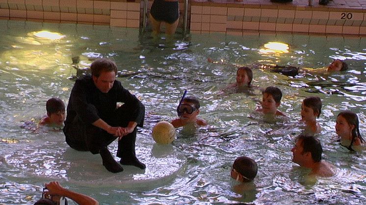 Stillbild ur Georg Tillers performanceverk Bothnia Sea Continues i en av bassängerna på Pontusbadet i Luleå. 