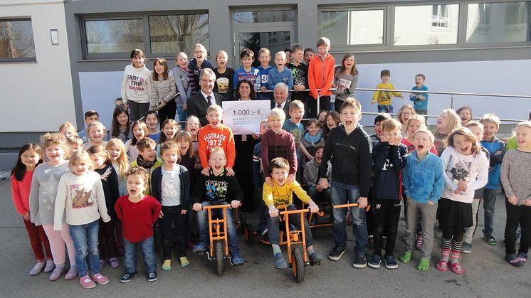 Das schreit nach Spaß! Die Schülerinnen und Schüler der Grundschule Marktl freuen sich über die neuen Spielgeräte.