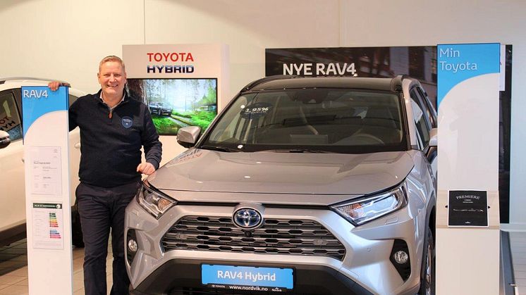 ​  Leknes: Salgssjef Tore Høyen hos Nordvik er klar for lansering av nye RAV4 Hybrid.