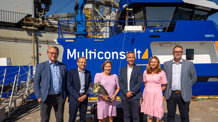 Representanter fra Multiconsult og GOT Marine døpte båten: Tore Prestjord, Lars Thomas Nordkild, Grethe Bergly, Øystein Sunde Pedersen, daglig Kari Sveva Dowsett og Andre Rustad. Foto: Emma Færevåg