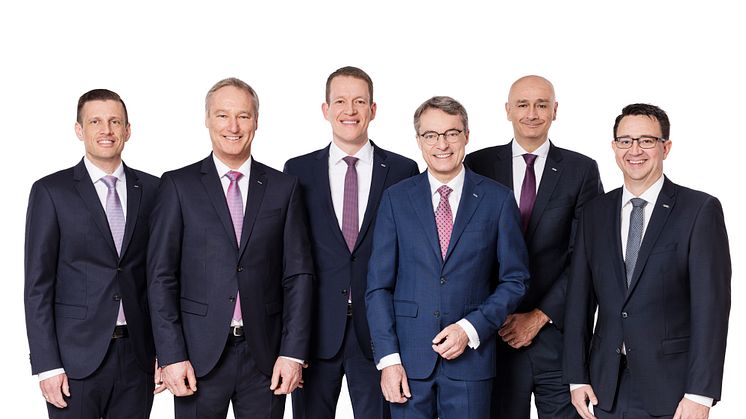Vasemmalta oikealle: Alexander Tonn, Michael Schilling, Burkhard Eling, Bernhard Simon, Edoardo Podestà, Stefan Hohm