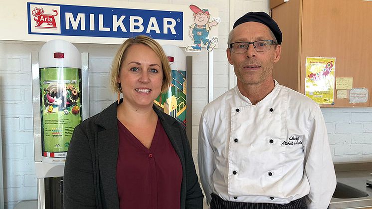 Anna Pedersen och Michael Lindström i köket på Elmsta skola.