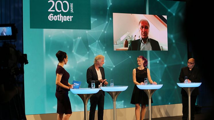 Podiumsdiskussion zu Zukunftsszenarien für das Jahr 2220. Moderatorin Désirée Duray mit Autor Frank Schätzing, Marsforscherin Dr. Christiane Heinicke, Soziologen Prof. Armin Nassehi und dem zugeschalteten Klimaforscher Prof. Mojib Latif.