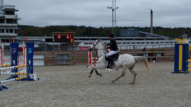 Nääs Ryttarförening ordnar hopp på Åby Travbana