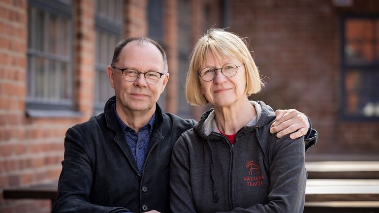 Leif Stinnerbom och Inger Hallström Stinnerbom framför Berättarladan i Rottneros. Foto: Håkan Larsson