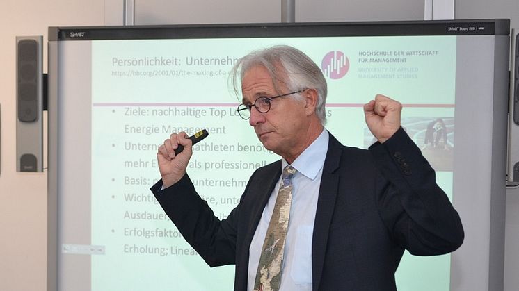 Prof. Dr. Hans Rüdiger Kaufmann bei m Vortrag. Archiv-Foto: Franz Motzko