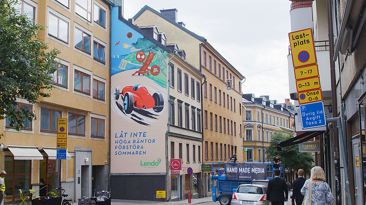Lendos 16 meter höga väggmålning på Grev Turegatan mitt i centrala Stockholm.
