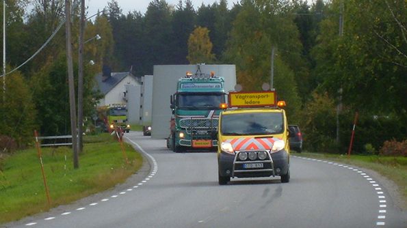 Vindkraftsningen i Markbygden innebär många långa, breda och tunga transporter längs vägarna. Foto: Piteå kommun