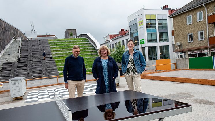 Nicklas Larsson, Elisabet Lundman och Helena Stenberg hoppas att Sommardäcket blir uppskattat. Foto: Maria Fäldt