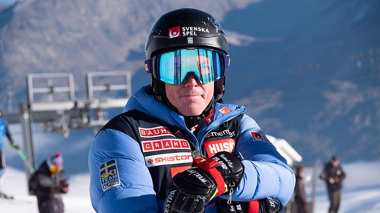 Kristoffer Jakobsen inviger under världspremiären för sommarskidåkning i nya Stockholm Hammarbybacken. Foto: Ski Team Sweden Alpine. 