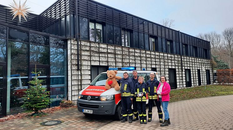 Steffen Müller, Marco Röhrig, Melanie Berndt und Christian Weber fuhren mit der Feuerwehr ins Hospiz, Kerstin Stadler nahm die Spende entgegen