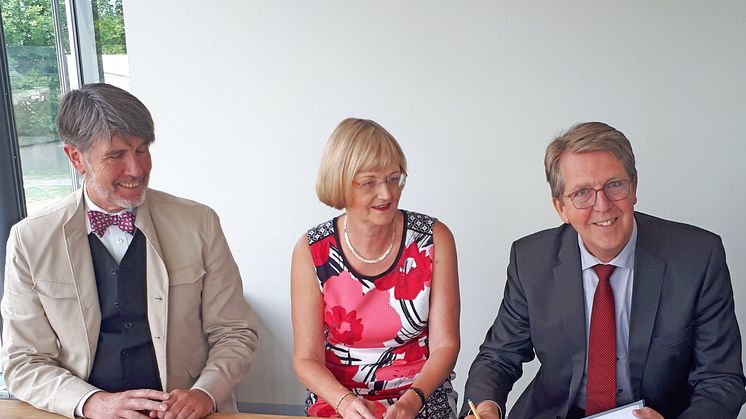 Besiegelten die Gründung der Stromnetz Traunreut GmbH & Co. KG (v. l.): Wilhelm Helmdach, Leiter der Stadtwerke Traunreut, Ursula Jekelius, Leiterin für Kommunen und Kooperationen in Oberbayern beim Bayernwerk, und Erster Bürgermeister Klaus Ritter.