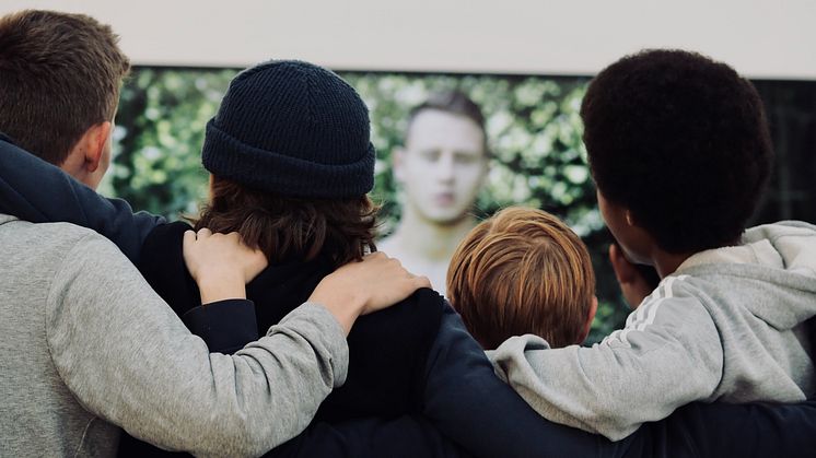 Ungdommer foran Preben Holsts verk «Alex» på Høstutstillingen 2019. Foto: Jannik Abel. 