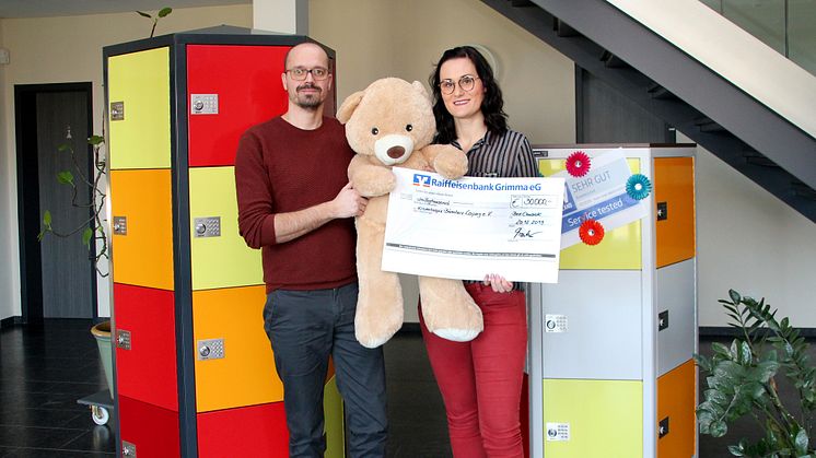 Mietra Inhaber Jörg und Nicole Trautner präsentieren stolz ihren Spendenscheck für das Kinderhospiz Bärenherz Leipzig
