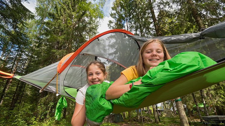 Opplev Finnskogen, et samarbeid mellom flere aktører, vant prisen som årets beste aktivitet under De nordiske jakt- og fiskedagene 2019. Her er Kristine (t.v) og Marthe i DNTs tretopptelt.