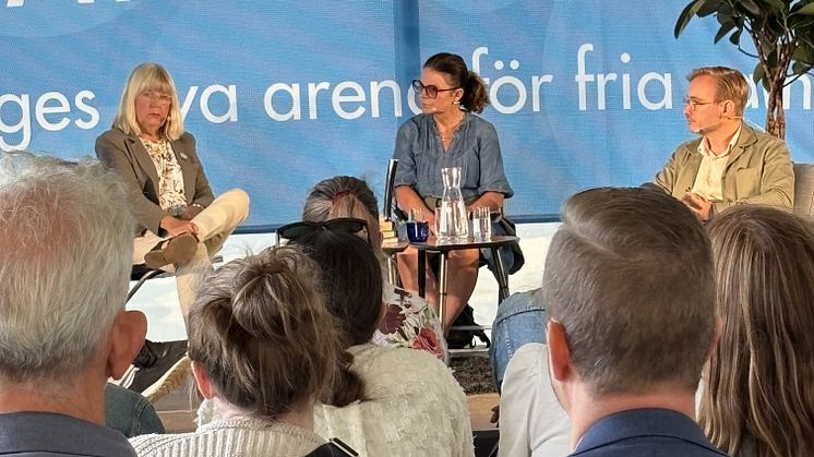 Panelsamtal om den nya lagstiftningen som ger möjlighet att rikta upphandlingar till idéburna. På bild: Eva Ternegren, (MP), Maude Kardell Wahlbäck, välfärdsstrateg Bräcke diakoni och Max Törnqvist, Ambea. 